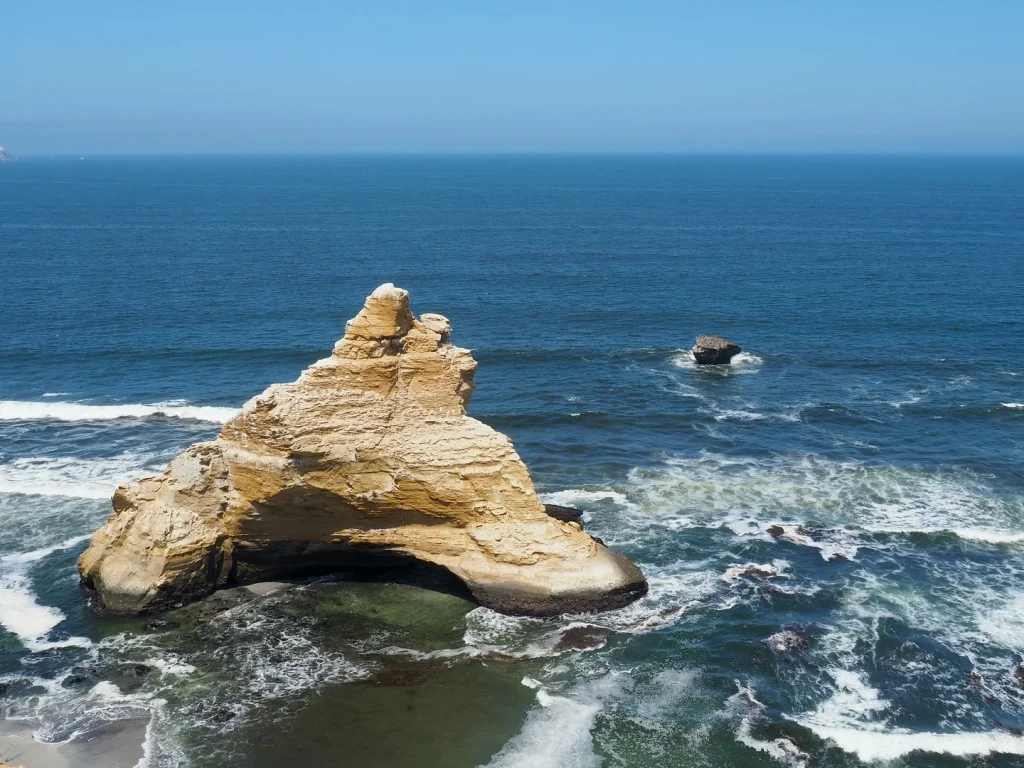 Skalní útvar La Catedral v rezervaci Paracas